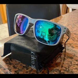 Oakley Holbrook Polarized sunglasses grey green